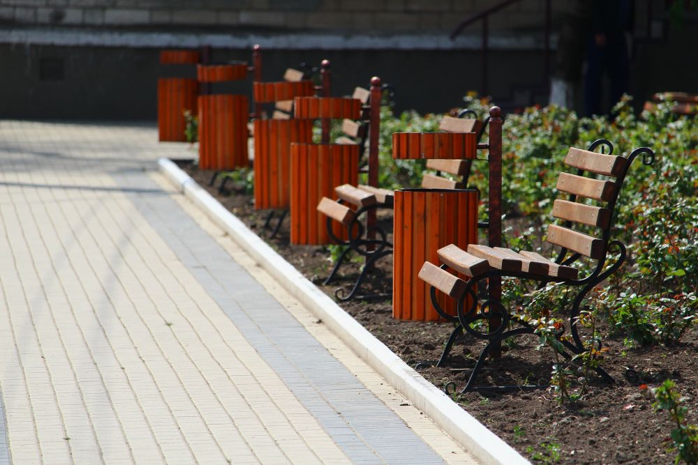 Szatnia w ośrodku narciarskim bez dramatu: jak meble z HPL wytrzymują mokre buty, błoto pośniegowe i intensywny ruch